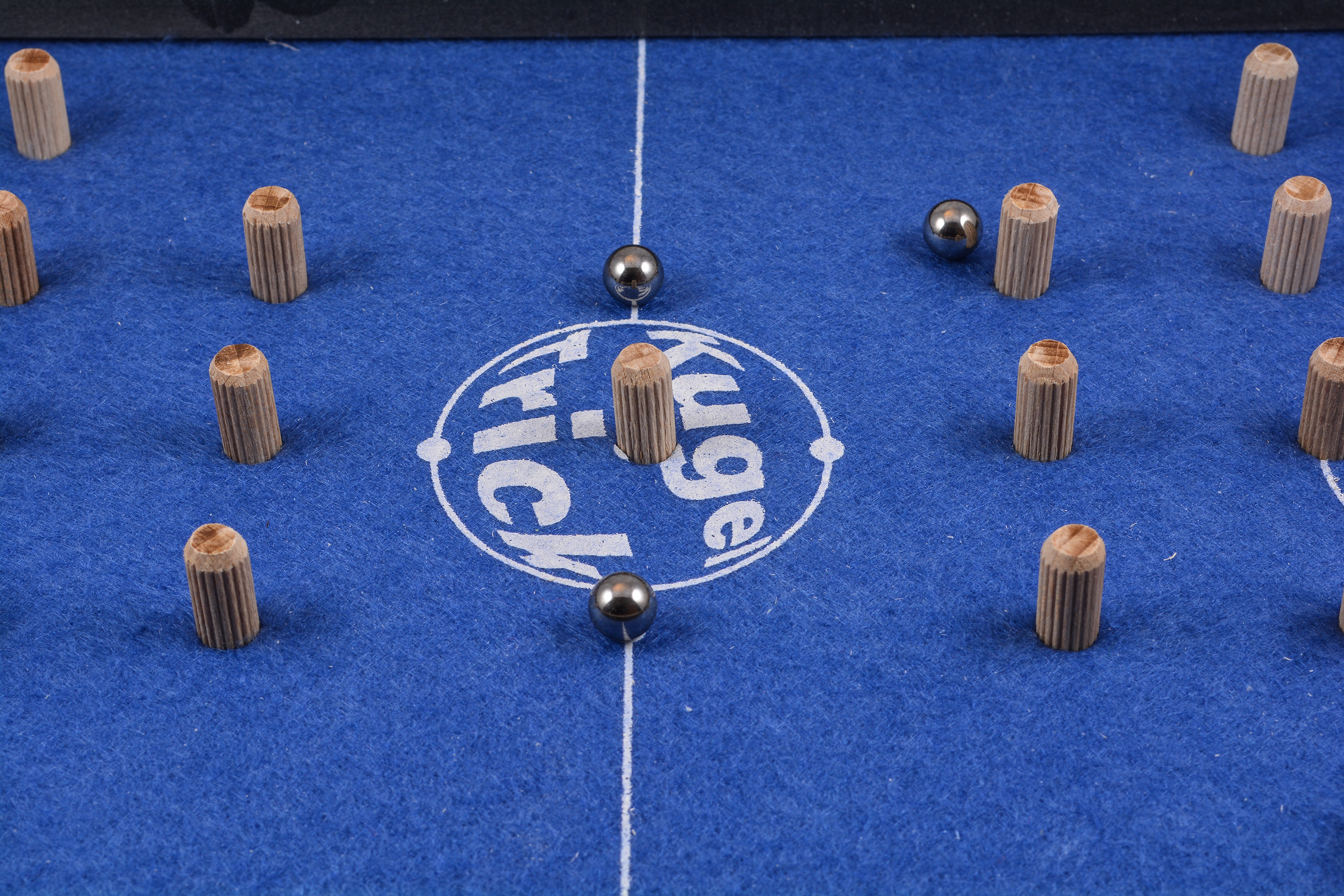 Zwischen den Kugeln durch