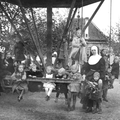 Ringelspiel am Gelände des VJH